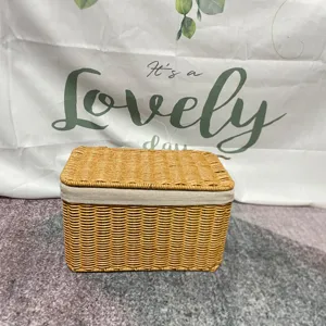 Cesta de almacenamiento de ratán tejido a mano con tapa y forro de tela para el hogar.