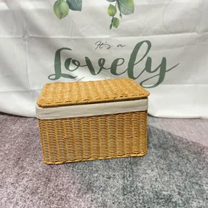 Cesta de almacenamiento artesanal de ratán sintético con tapa y forro de tela para el hogar.