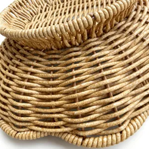 Detaillierte Nahaufnahme der feinen handgepflochtenen Textur und des Rattan-Aufbewahrungskorbs.