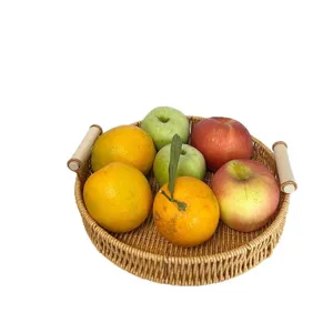 Bandeja redonda de ratán sintético trenzado con asas de madera para fruta y hogar.