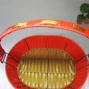 Cesta tejida en rojo y oro, ideal para fruta, pan, regalos y uso diario en el hogar actual.