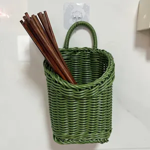 Grüner Wand-Aufbewahrungskorb aus Rattan-Imitat für Küche, Bad und Haushalt organisiert.
