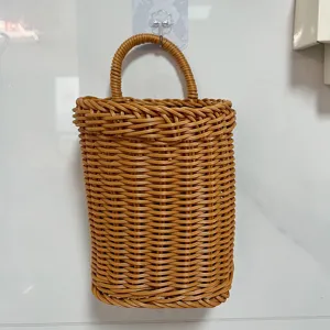 Hängender Aufbewahrungskorb aus Rattan-Imitat für die Küche und Bad Wandorganisation.