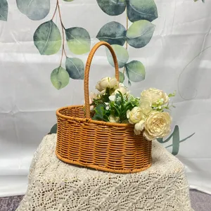 Vue détaillée du panier imitation rotin avec composition florale, solution de rangement.