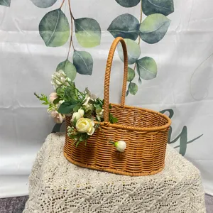 Panier de pique-nique ovale en rotin imitation avec poignée, idéal pour le camping et le rangement.