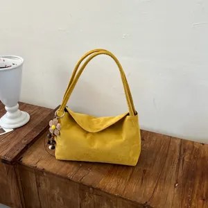 Sac à épaule jaune en daim pour femme, sac fourre-tout décontracté et minimaliste.