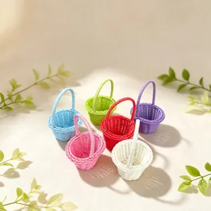 Mini panier tissé en rotin imitation style champêtre accessoire photo décoratif détail