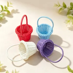 Panier tressé miniature vue détaillée présentant des petits paniers colorés déco.