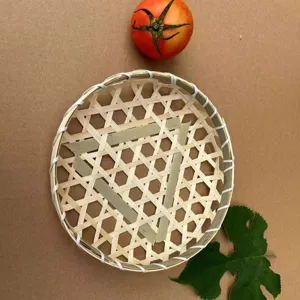 Χειροποίητο καλάθι αποθήκευσης από συνθετική ψάθα λεπτομέρεια για φρούτα ψωμί και σνακ
