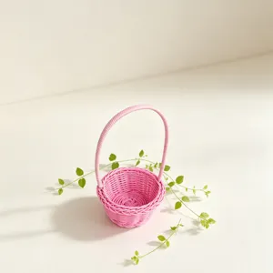 Gros plan sur les details du petit panier tisse rose, accessoire photo style champetre.