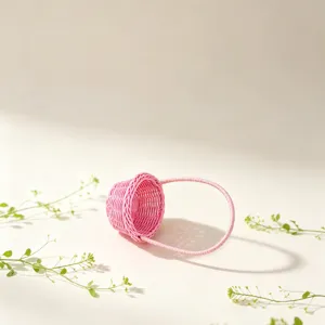 Mini panier tissé imitation rotin rose, photo de détail style champêtre et accessoire déco.