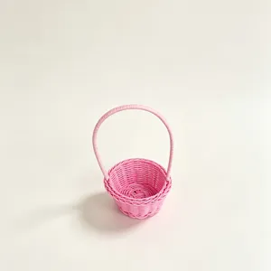 Panier miniature en rotin rose, photo de détail idéale pour la déco de table et accessoires photo.