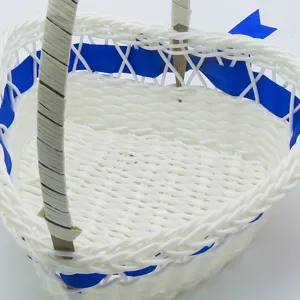 Panier de fleurs tressé blanc en forme de cœur avec ruban bleu pour mariage et rangement.