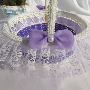 Panier de demoiselle d'honneur de mariage avec bordure en dentelle et nœud violet élégant