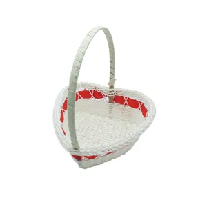 Panier de fleurs en osier blanc en forme de cœur pour mariage, panier à main et rangement.