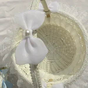 Panier de demoiselle d'honneur de mariage blanc avec dentelle nœud et perles.