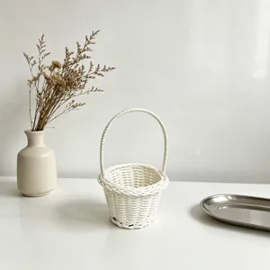 Petit panier tressé imitation rotin blanc, style champêtre rangement bureau accessoire photo.