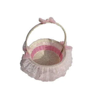 Panier de demoiselle d'honneur tressé à la main avec dentelle rose et nœuds pour mariage.