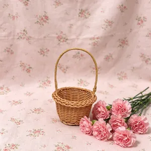 Gros plan d'un petit panier tressé style champêtre, idéal accessoire photo décoratif.