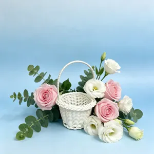 Gros plan d'un mini panier tressé blanc avec arrangement floral pour décoration et accessoires.