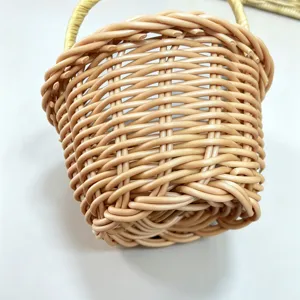 Gros plan détaillé du mini panier en rotin synthétique, tressage soigné et anse pratique.