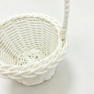 Mini panier de rangement tressé blanc, corbeille en rotin pour décoration et accessoires.