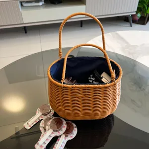 Handgeflochtener Rattan-Aufbewahrungskorb mit blauem Stofffutter für Heimorganisation und Deko.