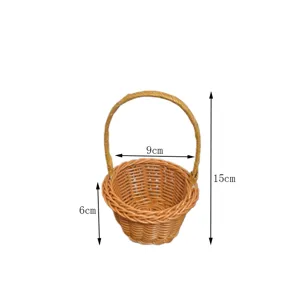 Détail d'un mini panier en rotin imitation avec dimensions claires pour décoration et accessoires.