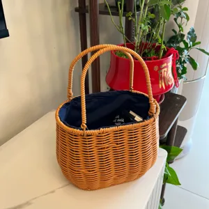 Handgemachter Rattan-Aufbewahrungskorb mit blauem Futter, ideale Blumen-Fotografie-Requisite.