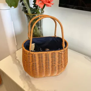 Handgemachter geflochtener Rattan-Aufbewahrungskorb mit blauem Futter für Blumen und Dekoration.