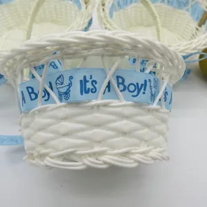 Panier de fleurs blanc tissé à la main avec ruban bleu It's A Boy pour fête de bébé