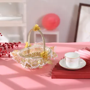 Cesta de mimbre tejida con encaje dorado y flores, ideal para bodas, Pascuas y fiestas.