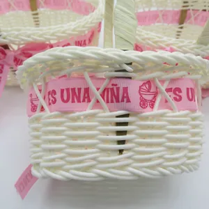 Détail de panier de demoiselle d'honneur, corbeille en osier blanc avec ruban rose vif.
