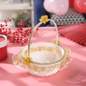Vista detallada de la cesta de flores tejida blanca con ribete de encaje dorado para bodas.