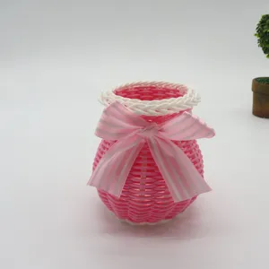Roze geweven kunststof opbergmand met strik, leuke bureau organizer voor kleine spullen en pennen.