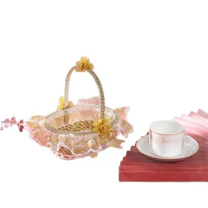 Cesta de mimbre para niña de flores con encaje rosa y borde dorado para bodas y fiestas.