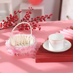Mini cesta de flores tejida para bodas con ribete de encaje rosa para dulces y regalos.
