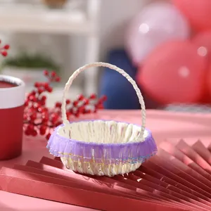 Pequeña cesta de flores tejida para bodas con borde de encaje morado y almacenamiento.