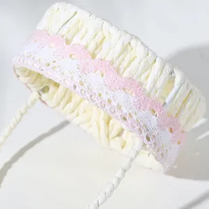 Cestino intrecciato stile rustico con pizzo rosa, perfetto per regali di nozze e decorazioni.