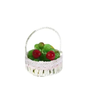 Cestino portaoggetti bianco intrecciato a mano con bordo in pizzo rosa e frutta.