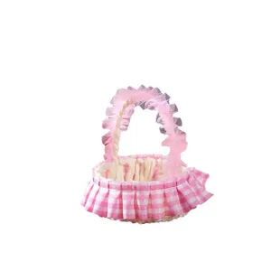 Mini cesta de mimbre a cuadros rosas con asa de encaje para decoración de bodas.