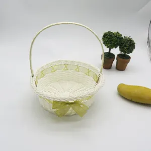 Panier de fleurs tisse blanc avec poignee et ruban noeud vert, ideal pour decor de mariage.