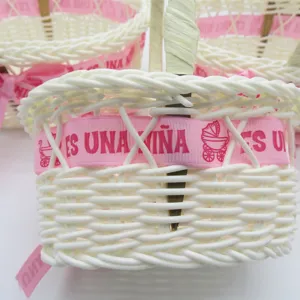 Panier de demoiselle d'honneur tissé blanc fait à la main avec ruban rose pour mariage.