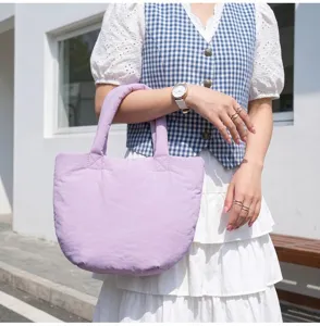 Modische gesteppte Handtasche in Helllila für Damen, weiche Wolkentasche für Pendler.