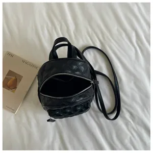 Petit sac à dos matelassé noir pour femme, sac de voyage quotidien décontracté et stylé.