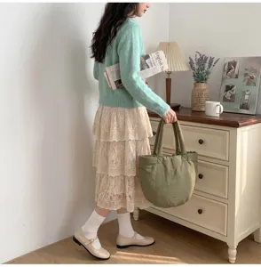 Grüne gesteppte Tote Tasche für Damen, stylische Puffer Cloud Handtasche für den Herbst.