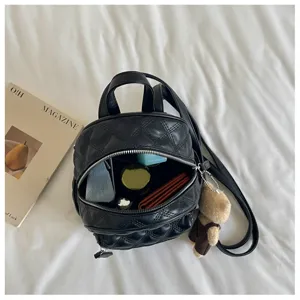 Sac à dos mini matelassé tendance pour femmes, petit sac chic en cuir PU avec pendentif ours mignon.