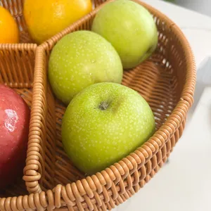 Cesto frutta rattan imitazione a scomparti, organizer intrecciato per snack e pane domestico.