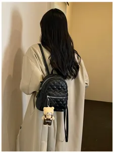 Femme petit sac à dos matelassé décontracté en cuir PU voyage avec pendentif d'ours
