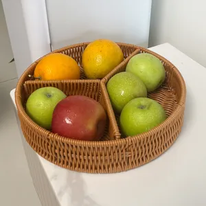 Cesto per frutta rotondo in rattan sintetico con scomparti per snack e verdure in casa.